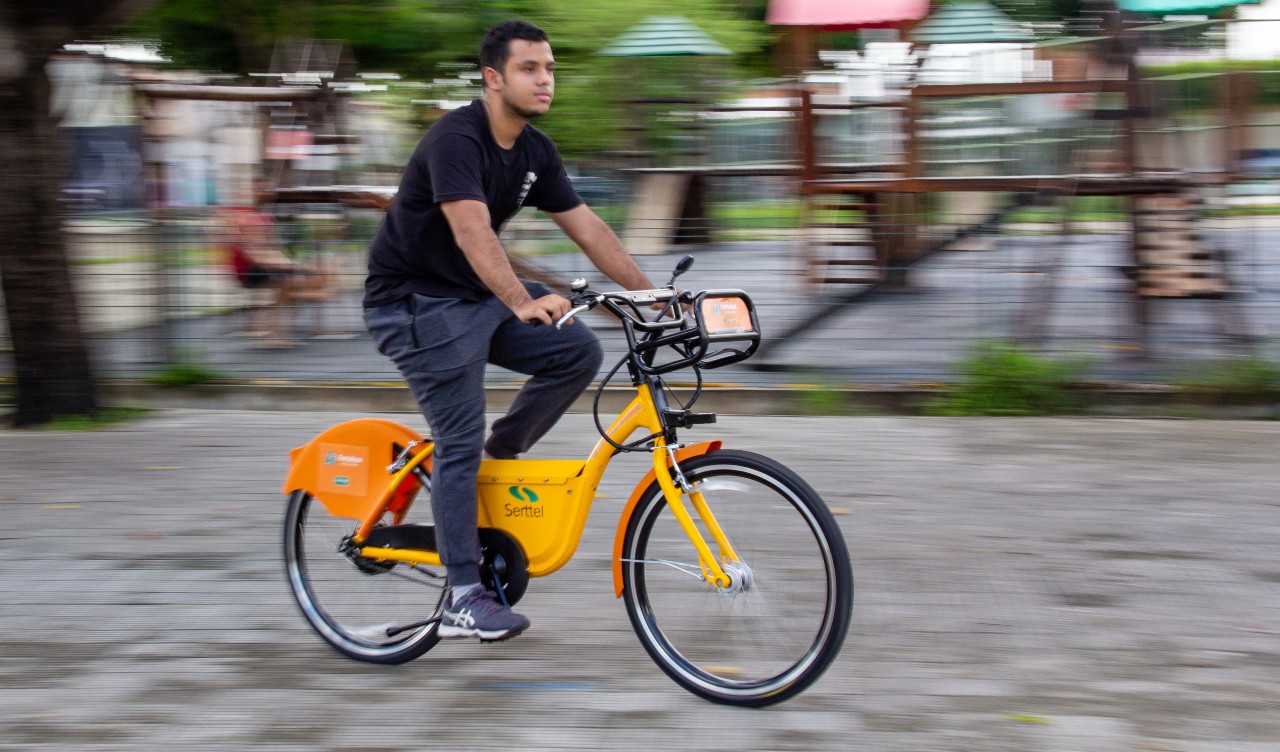 homem andando de bicicleta